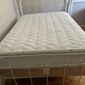 ! Full/Double Waterproof Mattress Cover. Like New. Machine Washable